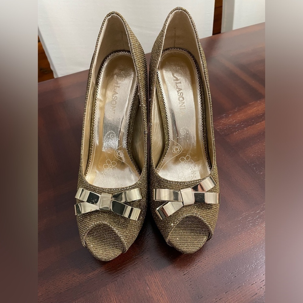 Lasonia women’s size 7 gold sparkle with metal Bow at front  high heels shoes